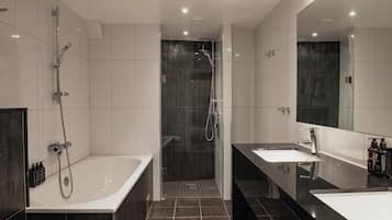 Deluxe Room, Non Smoking | Bathroom | Hair dryer, towels, soap, shampoo