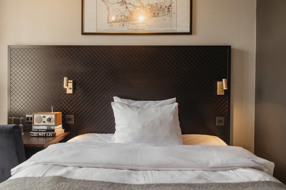 Iron/ironing board, free WiFi, bed sheets