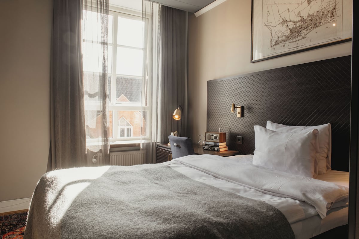 Double Room (Compact) | Iron/ironing board, free WiFi, bed sheets