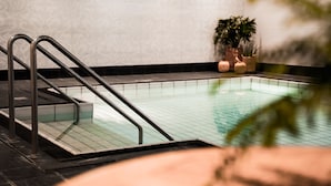A swimming pool with metal railings and tiled flooring. - Clarion Hotel Grand Östersund (Östersund)