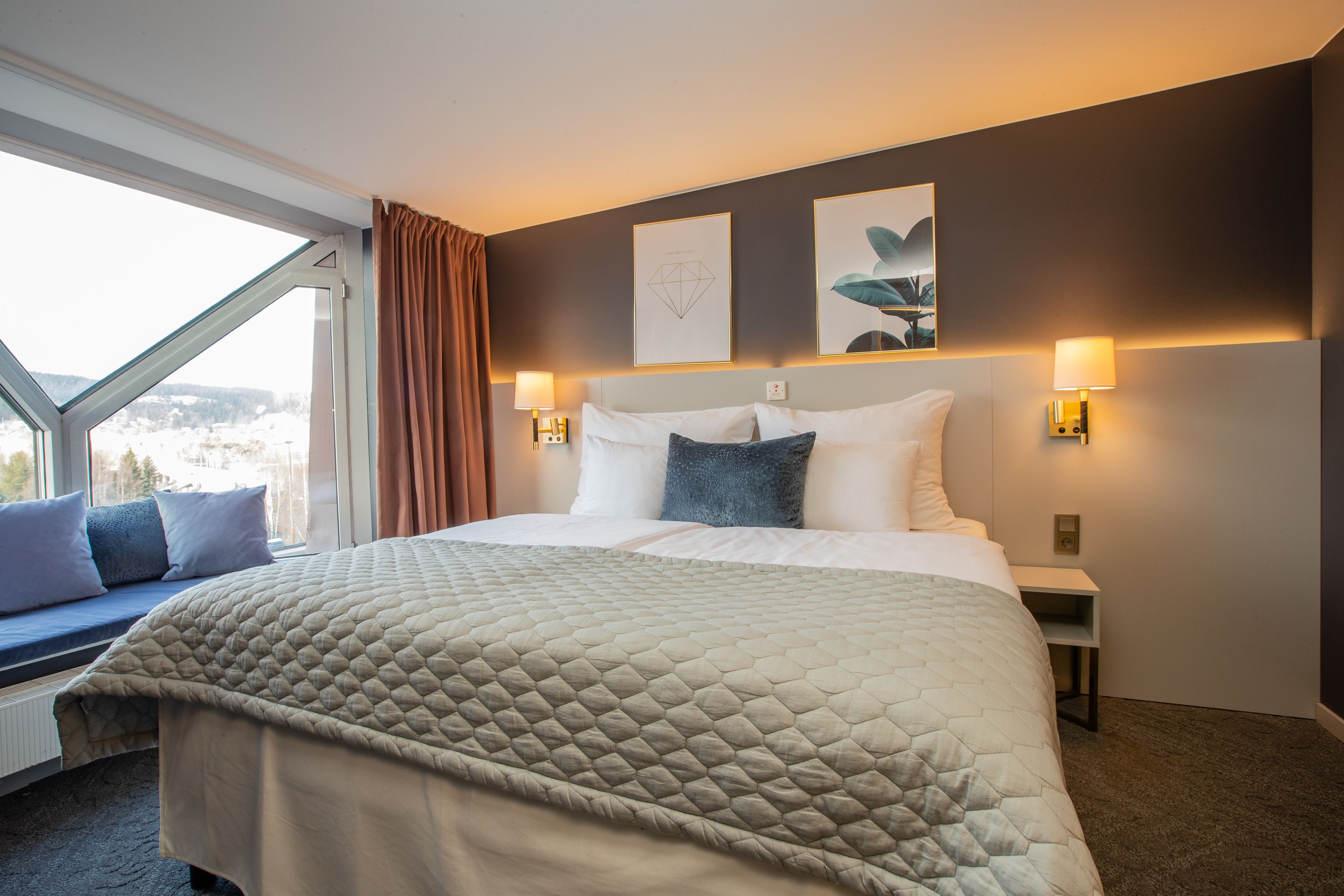 Suite, 1 lit double, non-fumeur | Coffre-fort, bureau, rideaux d’obscurcissement