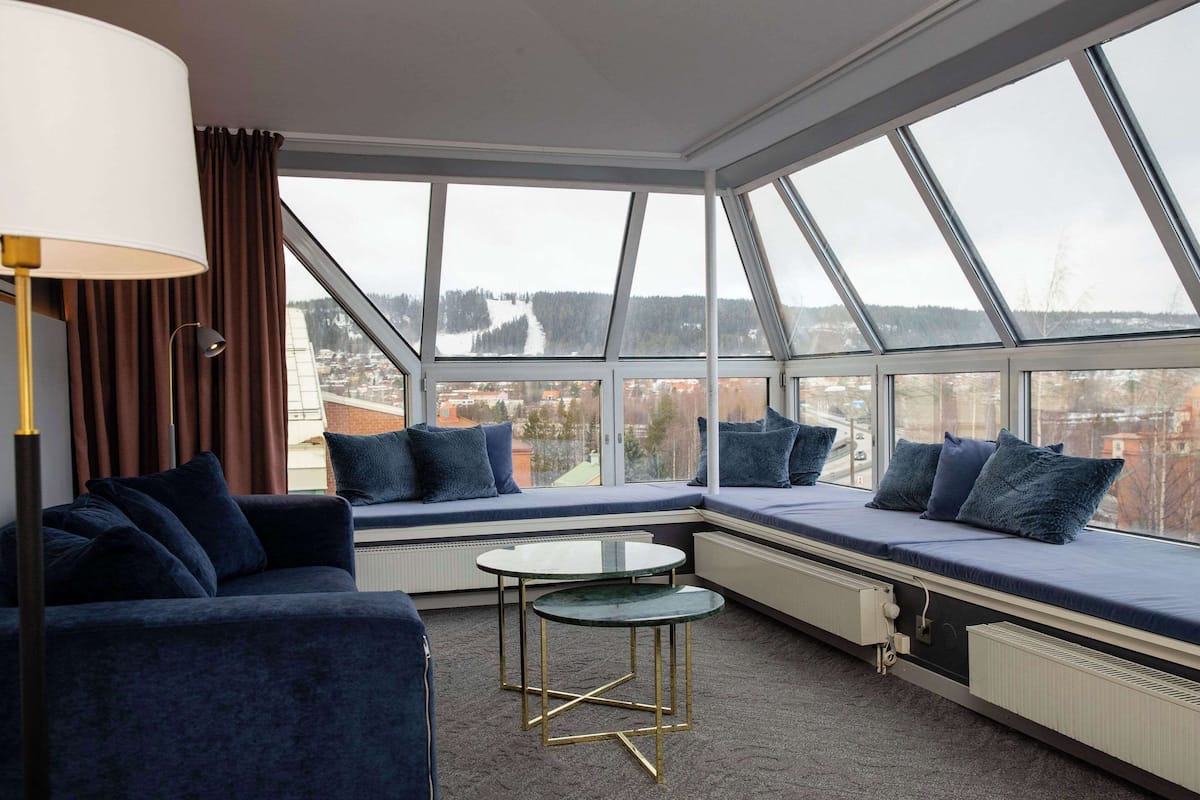 Suite, 1 Double Bed, Non Smoking | In-room safe, desk, blackout drapes, iron/ironing board
