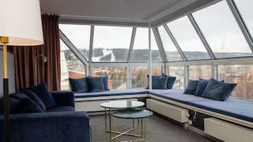 Suite, 1 dobbeltseng, ikke-røyk | Safe på rommet, skrivebord, blendingsgardiner og strykejern/-brett