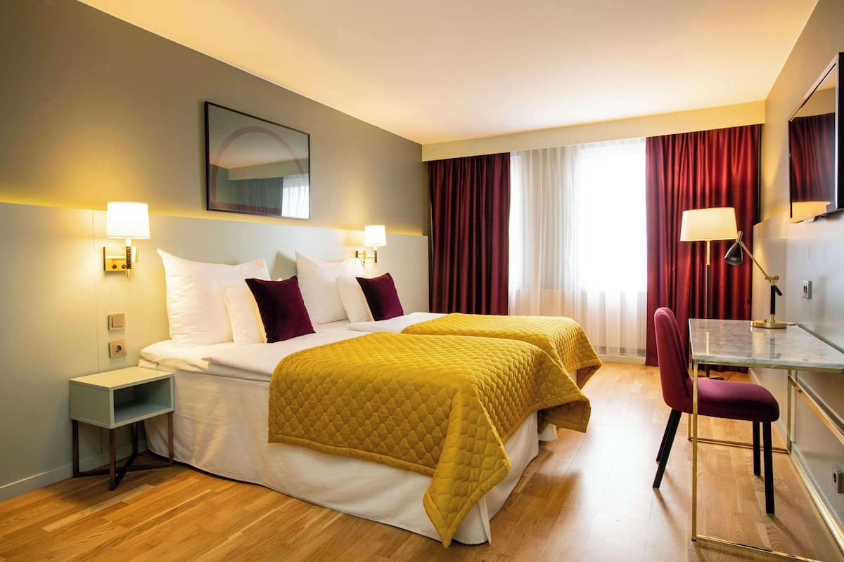 Standard Twin Room | In-room safe, desk, blackout drapes, iron/ironing board