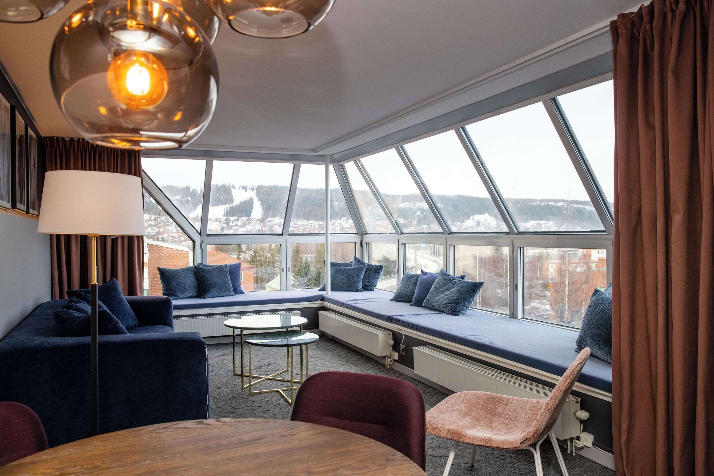 Suite, 1 dobbeltseng, ikke-røyk | Safe på rommet, skrivebord, blendingsgardiner og strykejern/-brett