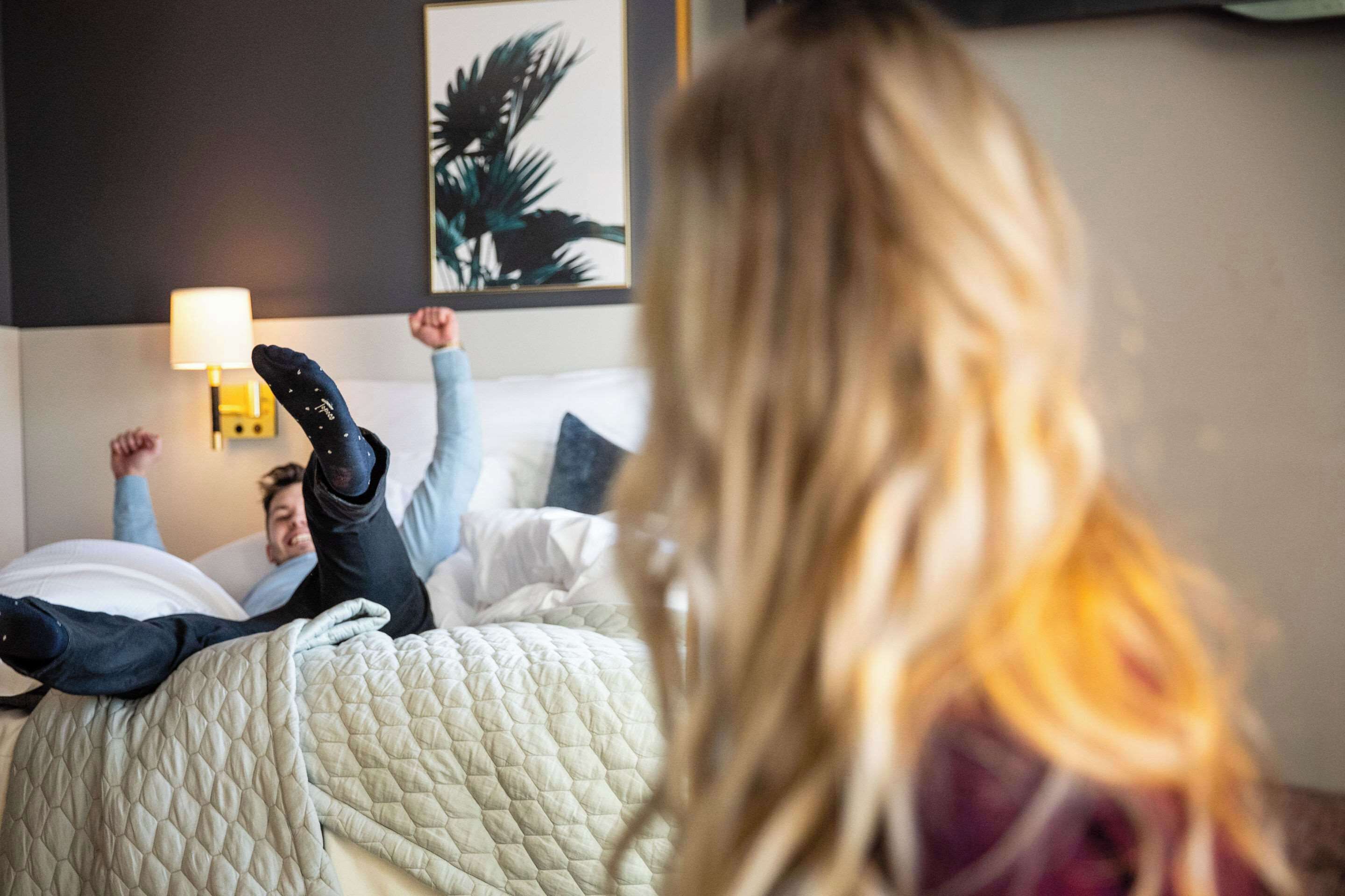 Standard tvåbäddsrum | Värdeförvaringsskåp på rummet, skrivbord och mörkläggningsgardiner