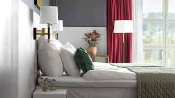 VÀrdeförvaringsskÄp pÄ rummet, skrivbord och mörklÀggningsgardiner