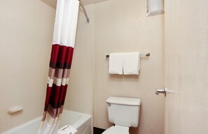Free toiletries, towels - Red Roof Inn Santa Ana (Santa Ana)