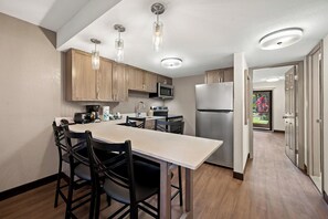 Private kitchen - Red Roof Inn PLUS+ & Suites Naples Downtown-5th Ave S (Naples)