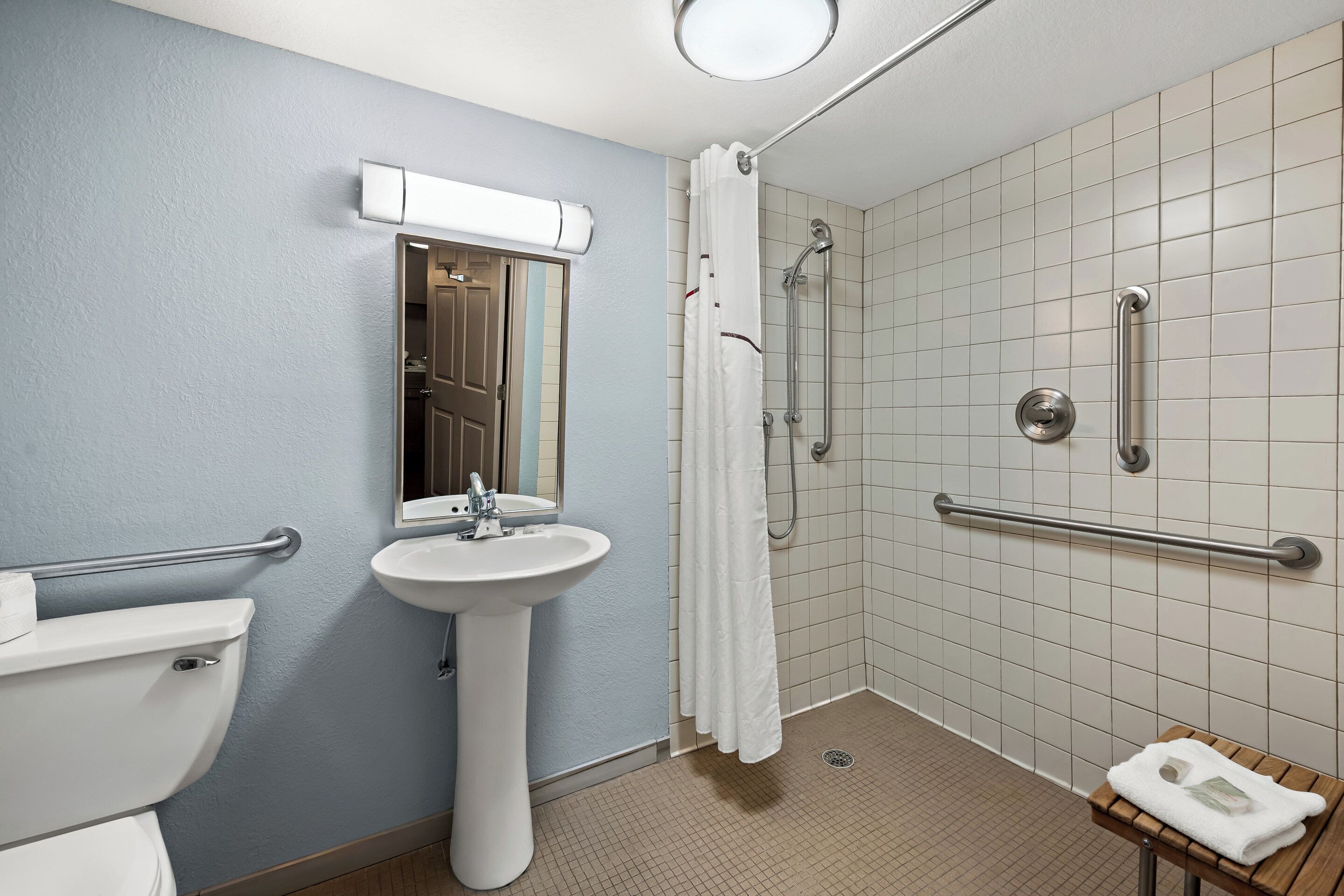Een badkamer met toilet, wastafel en douche.
