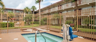 Red Roof Inn PLUS+ & Suites Naples Downtown-5th Ave S