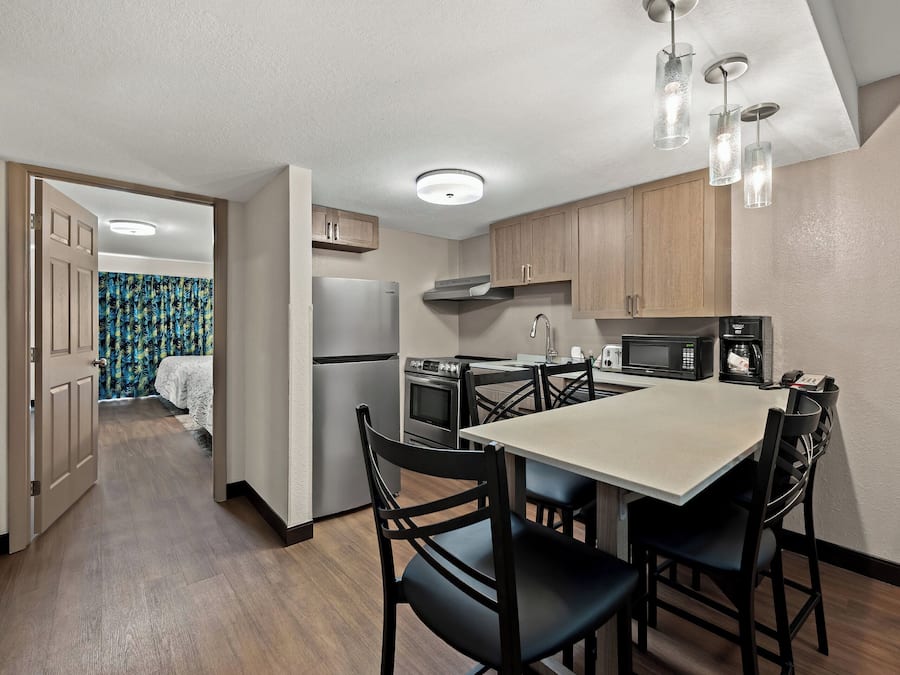 Suite, 2 grands lits, accessible aux personnes à mobilité réduite, cuisine (Smoke Free) | Cuisine privée