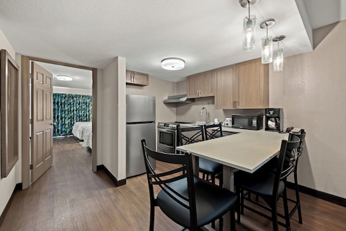 Red Roof Inn PLUS+ & Suites Naples Downtown-5th Ave S