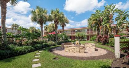 Red Roof Inn PLUS+ & Suites Naples Downtown-5th Ave S