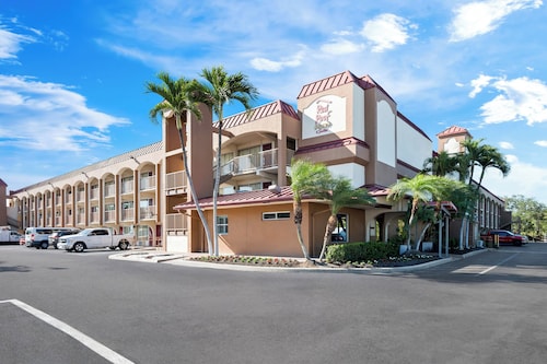 Red Roof Inn PLUS+ & Suites Naples Downtown-5th Ave S