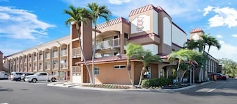 Red Roof Inn PLUS+ & Suites Naples Downtown-5th Ave S