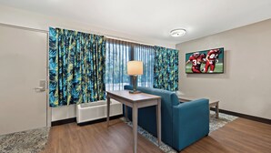 Suite, 1 kingsize-seng med sovesofa, kjøkken, ved basseng (Smoke Free) | Skrivebord, skrivebord for bærbar PC og blendingsgardiner