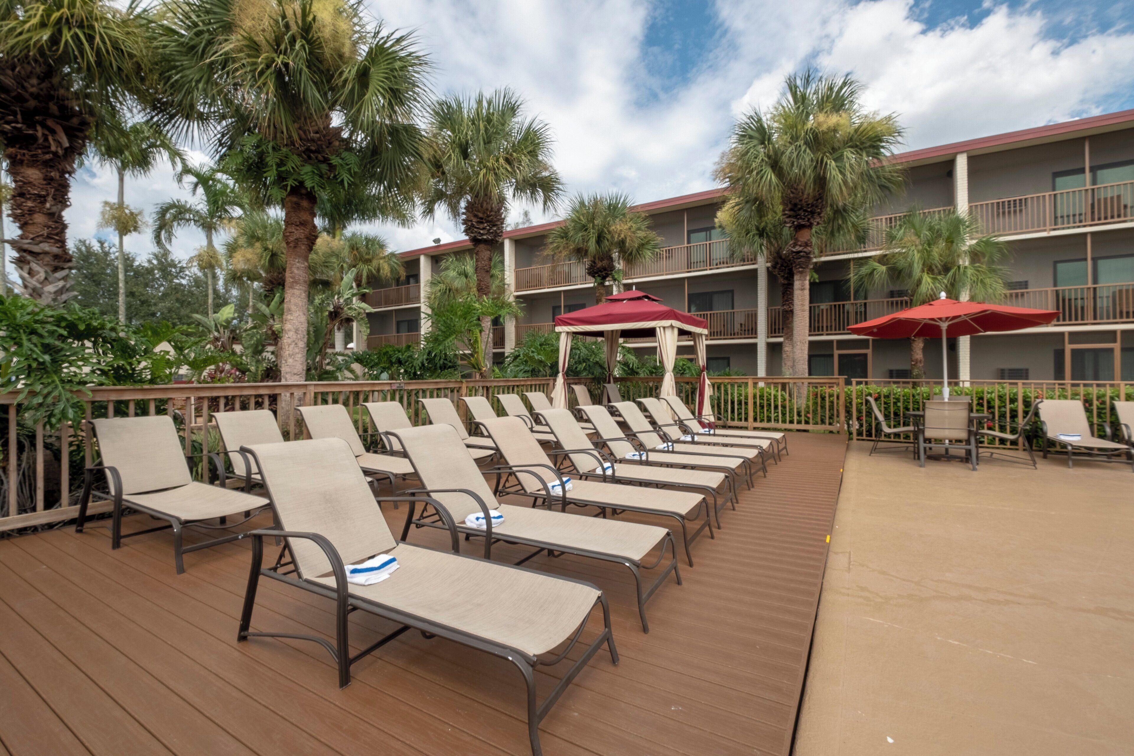 Piscina externa, guarda-sóis, espreguiçadeiras