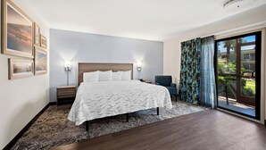 Suite, 1 kingsize-seng med sovesofa, kjøkken, ved basseng (Smoke Free) | Skrivebord, skrivebord for bærbar PC og blendingsgardiner