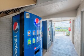 Ein Getränkeautomat mit Pepsi-Logo, einer Kennzeichnung zur Angabe des Kaloriengehalts und verschiedenen Getränkeauswahlmöglichkeiten.