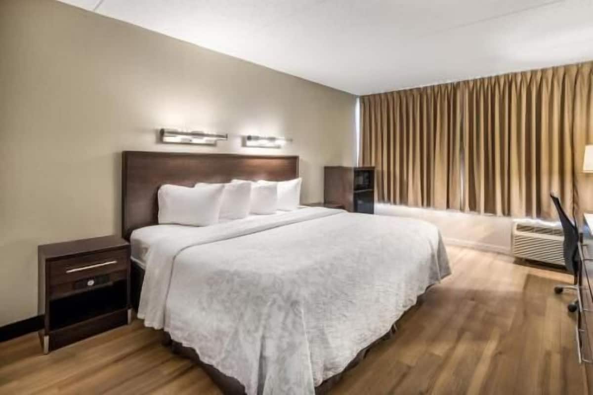 1 habitación, caja de seguridad en la habitación y escritorio