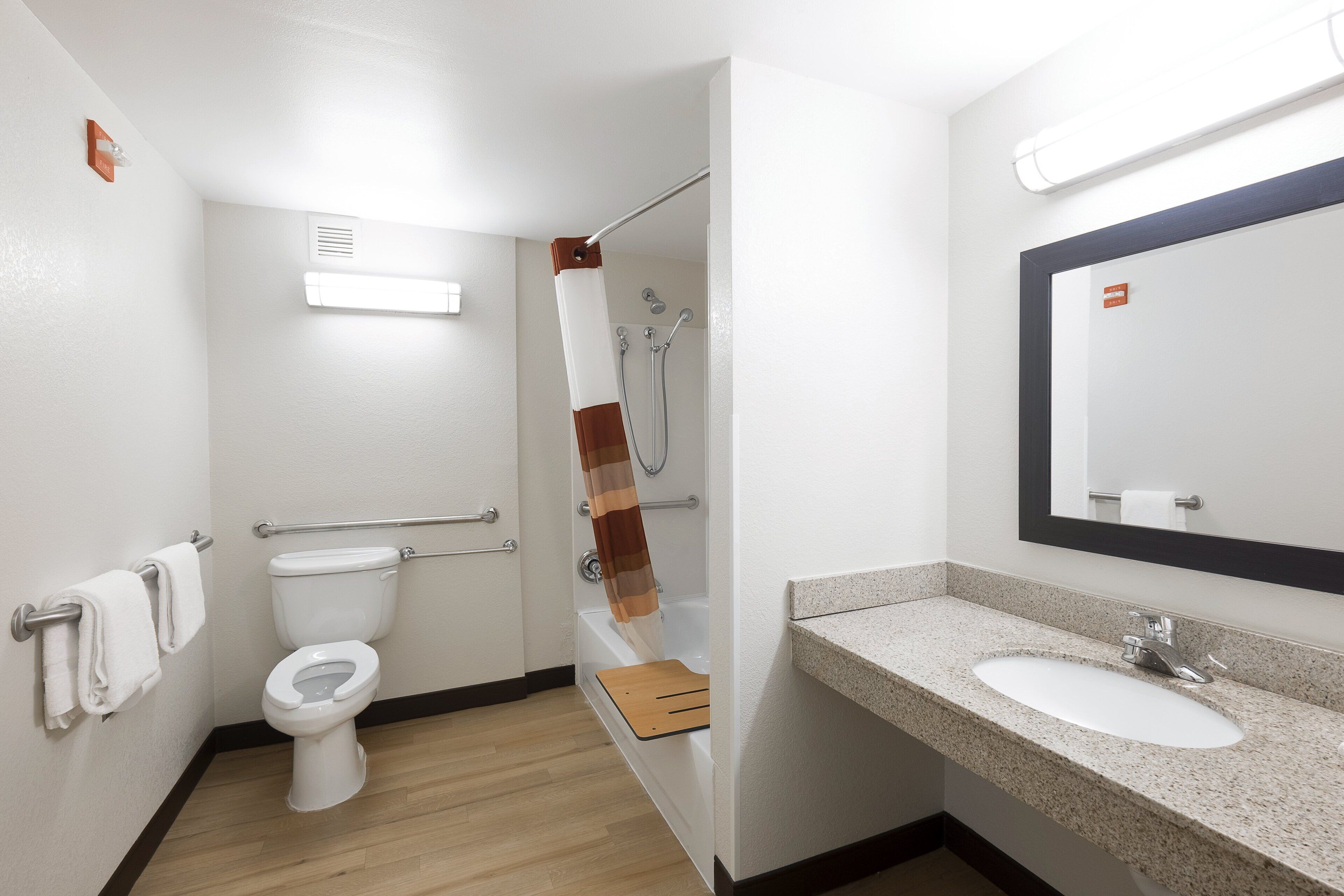 Combined shower/tub, free toiletries, hair dryer, towels