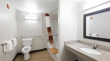 Combined shower/tub, free toiletries, hair dryer, towels