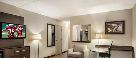 1 habitación, caja de seguridad en la habitación y escritorio