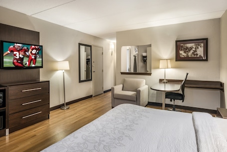 1 habitación, caja de seguridad en la habitación y escritorio