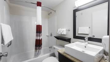 Combined shower/tub, free toiletries, hair dryer, towels