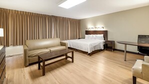 Room - Red Roof Inn PLUS+ Boston - Woburn/ Burlington (Woburn)