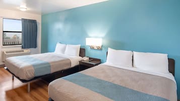 Escritorio, tabla de planchar con plancha, wifi gratis y ropa de cama