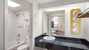 Combined shower/tub, free toiletries, hair dryer, towels