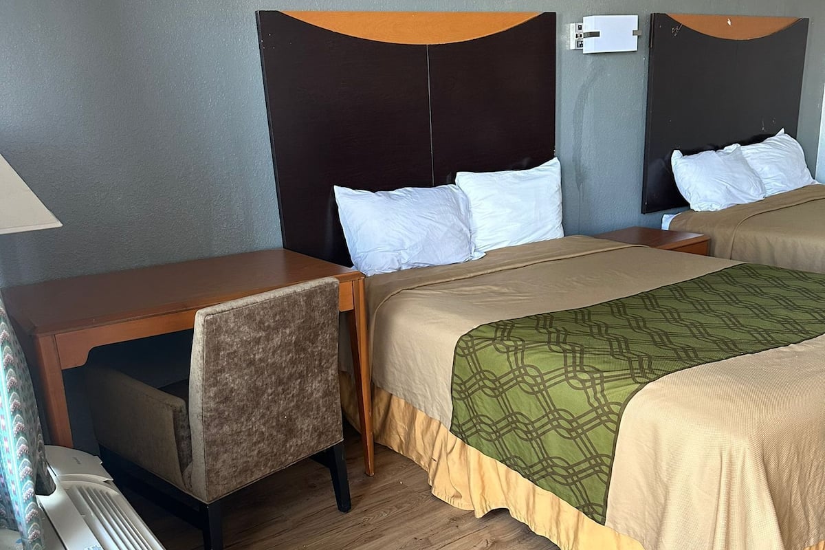 Chambre, 1 trÚs grand lit, accessible aux personnes à mobilité réduite, non-fumeurs | Literie de qualité supérieure, bureau, fer et planche à repasser