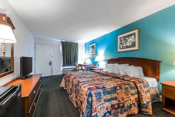 Premium bedding, desk, iron/ironing board, free WiFi