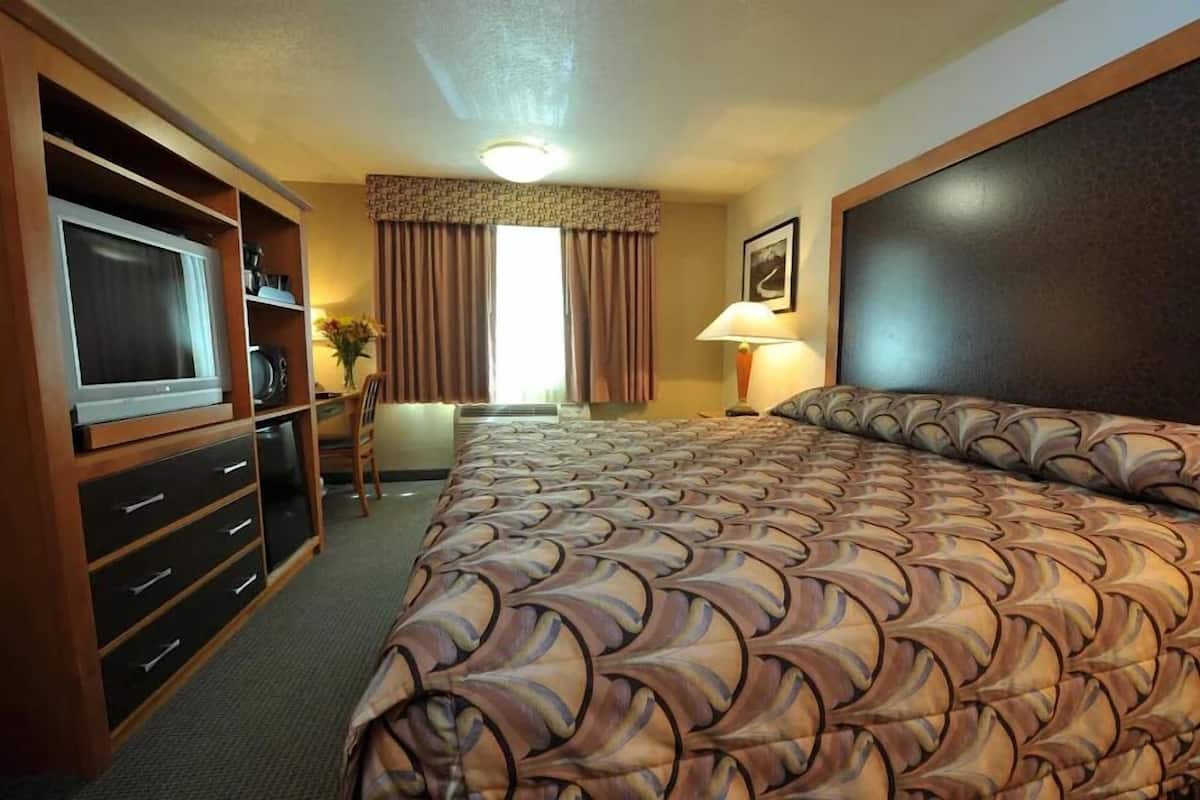 Premium bedding, desk, iron/ironing board, free WiFi