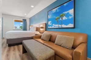 Premium bedding, pillowtop beds, desk, laptop workspace - Econo Lodge Inn & Suites Sealy (Sealy)
