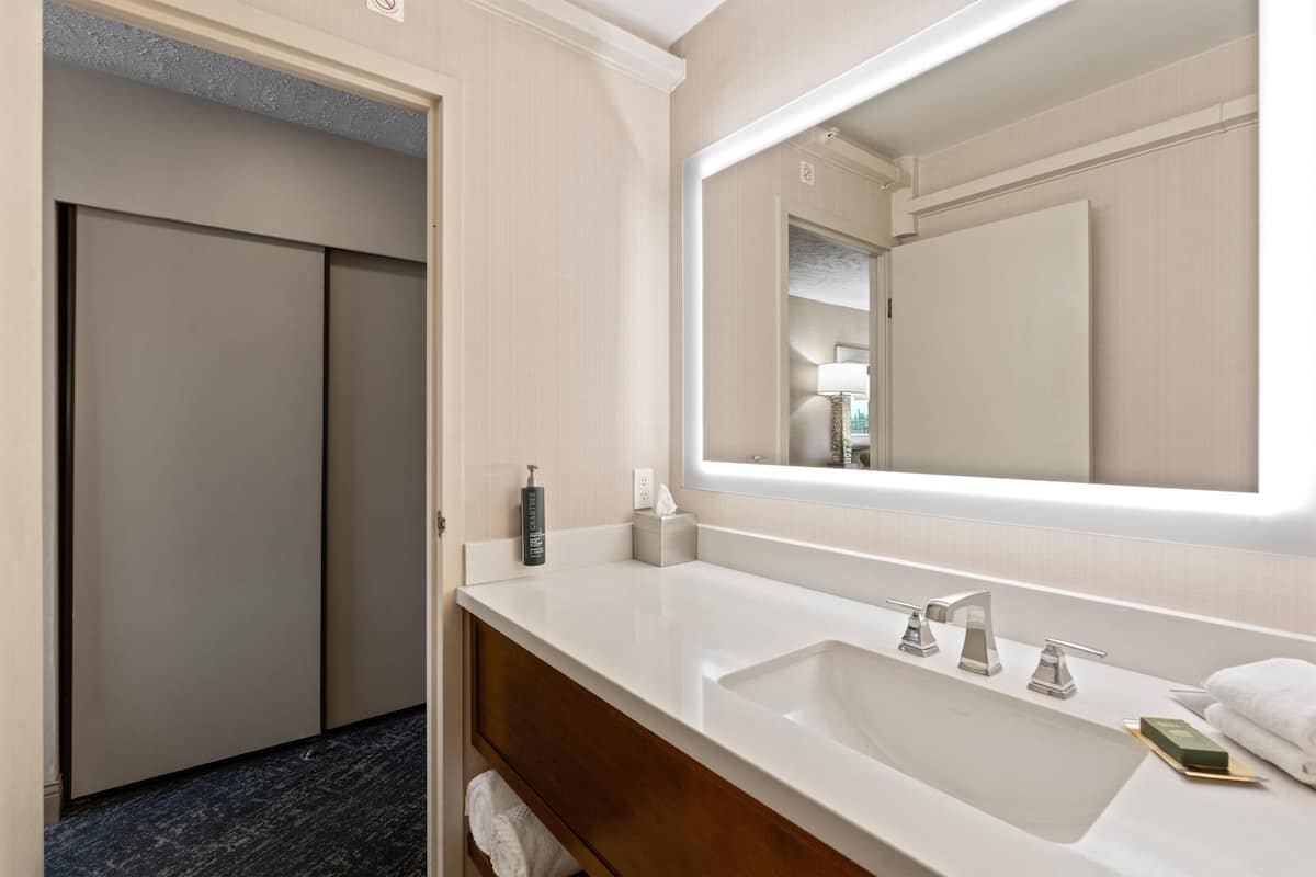 Premium bedding, down duvets, pillow-top beds, desk