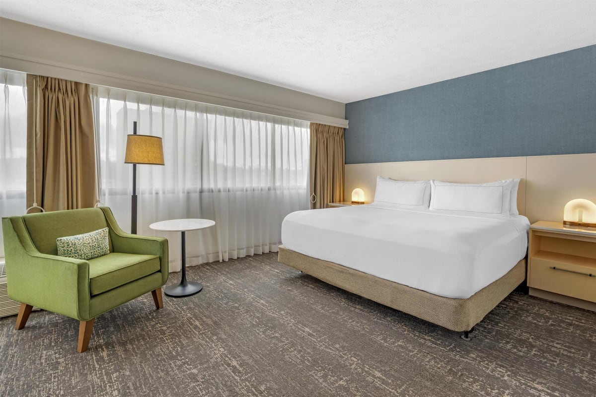 Room, Accessible, Corner (Bathtub)