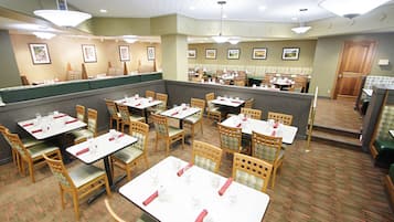 Petit déjeuner complet servi tous les jours en supplément