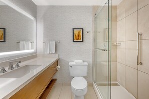 Room, 1 King Bed, Corner | Bathroom shower - DoubleTree by Hilton Spokane City Center (Spokane)