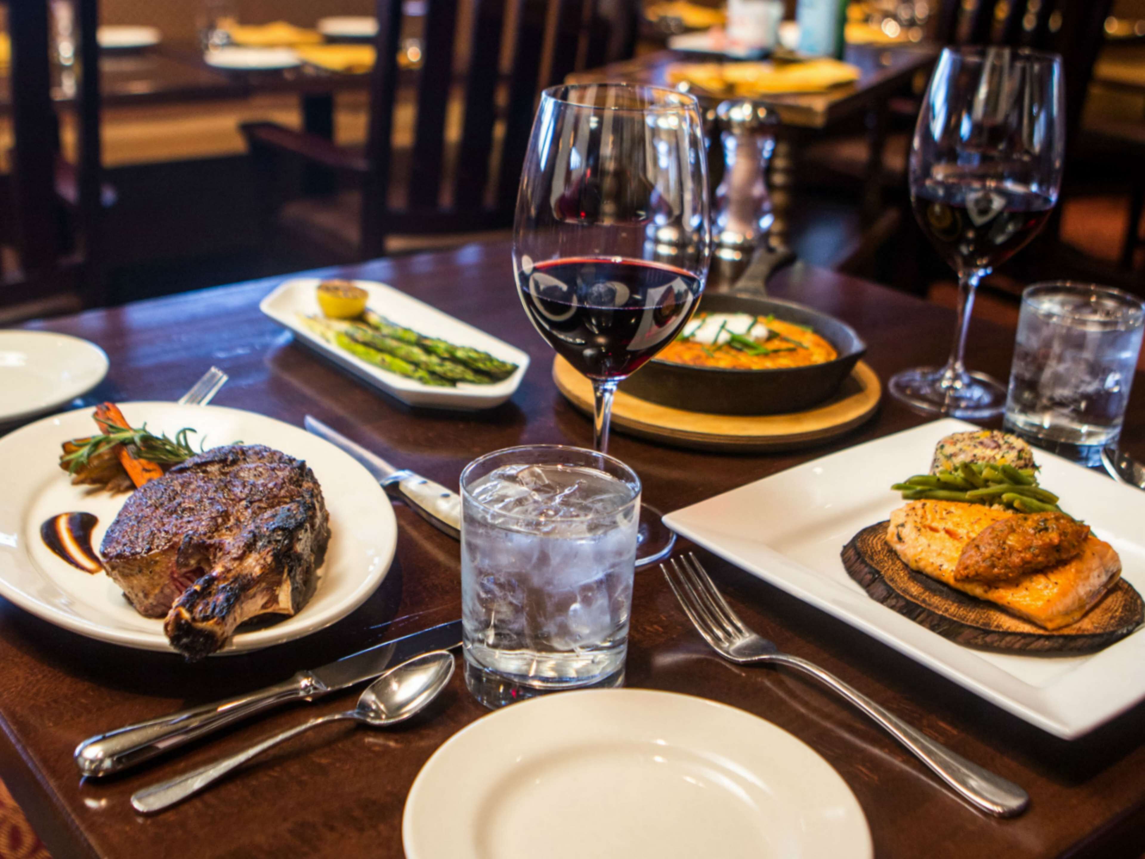 2 restaurants servant le petit déjeuner, spécialités Cuisine américaine