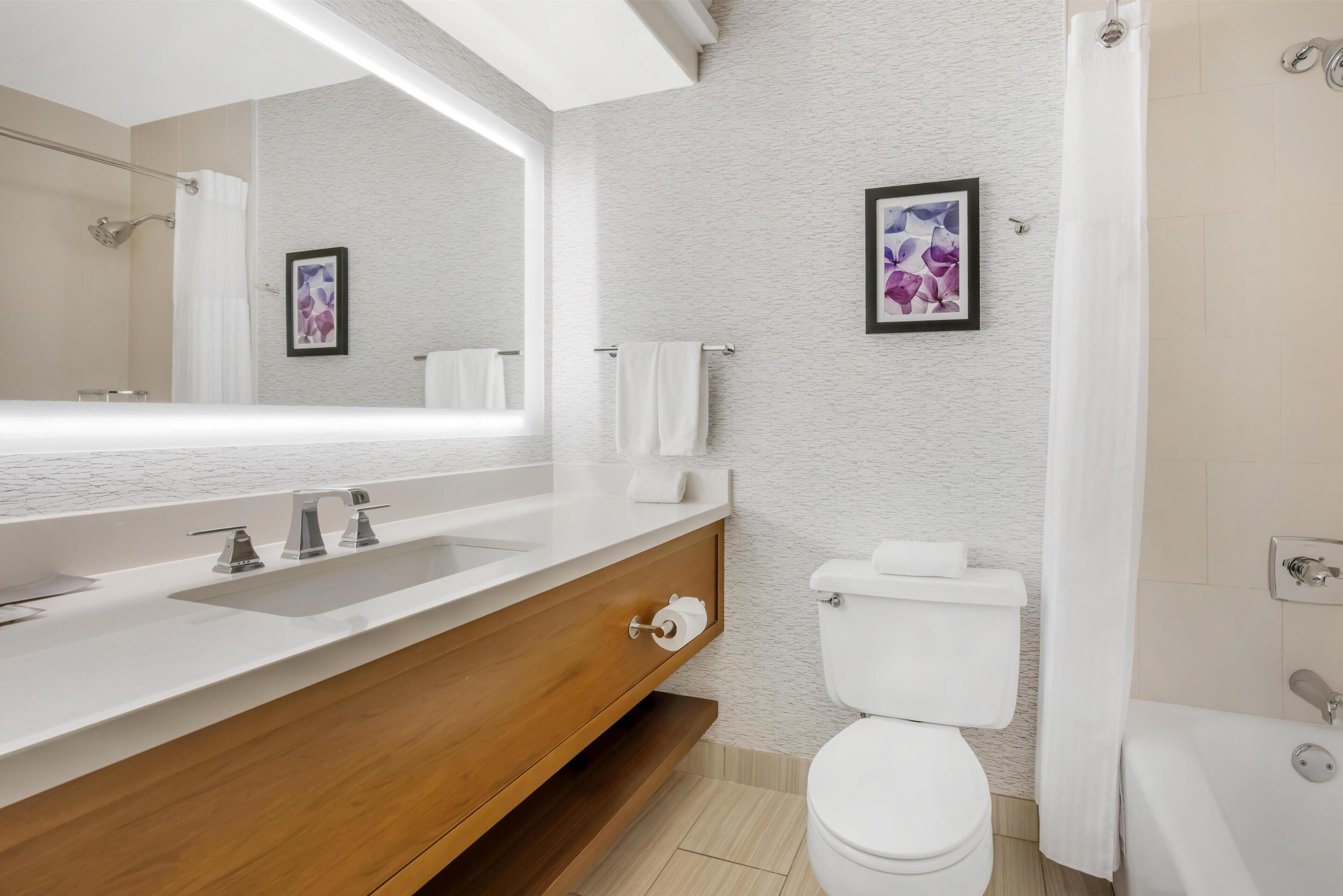 Chambre, 1 très grand lit (Skyline View) | Salle de bain