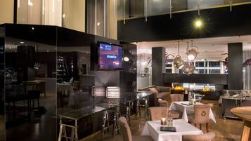 Desayuno buffet diario (EUR 19 por persona)