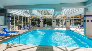 Piscina interna, espreguiçadeiras