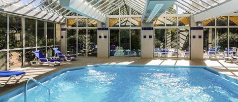 Kolam renang tertutup, kerusi lepak pantai