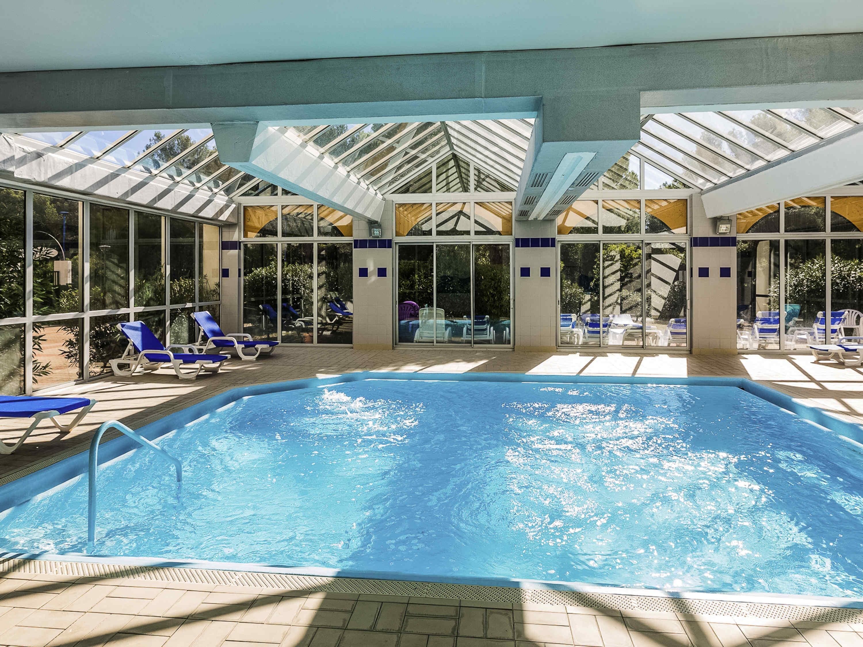 室内游泳池，日光浴躺椅