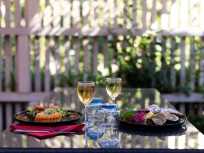 A dining table with a plate of food, two glasses of white wine, and a red napkin. - ibis Sète Balaruc les Bains Bien-être et Spa Hotel (Balaruc-les-Bains)