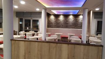 Petit déjeuner et dßner servis sur place, spécialités Cuisine régionale