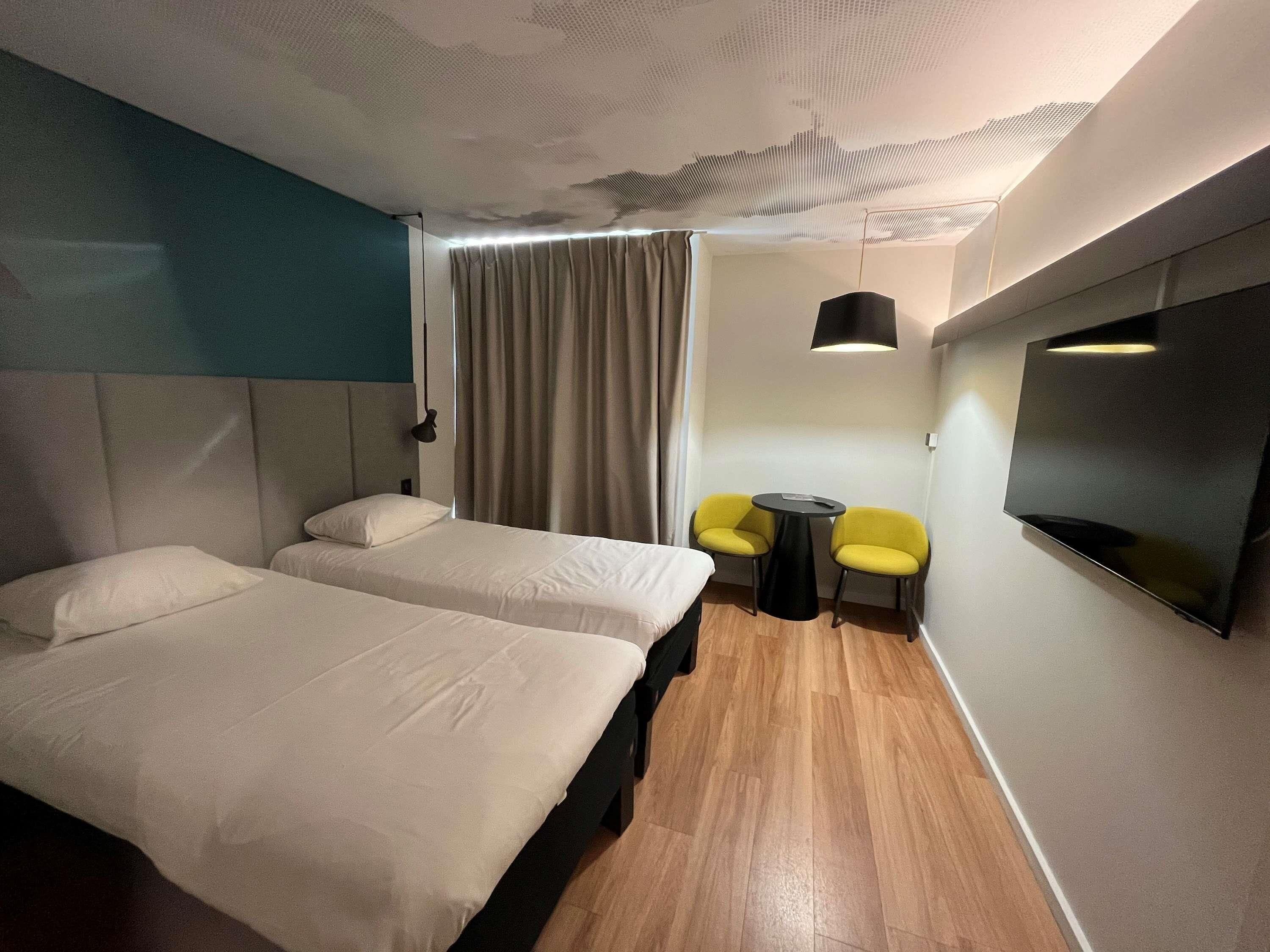 Standard Room, 2 Twin Beds | Desk, soundproofing, iron/ironing board (on request), WiFi (free)